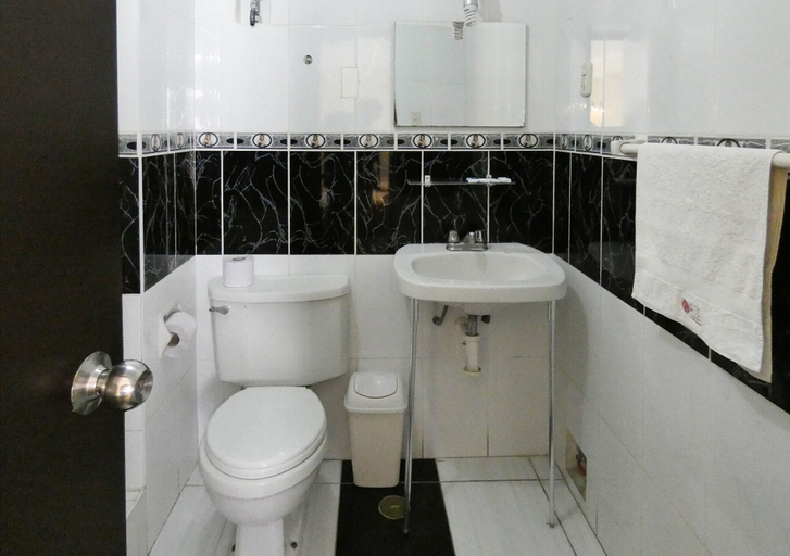 Bathroom 4, Hotel Plaza by DOT Light, Tacna