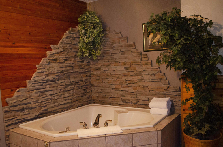Bathroom 4, Crandell Mountain Lodge, Division No. 3