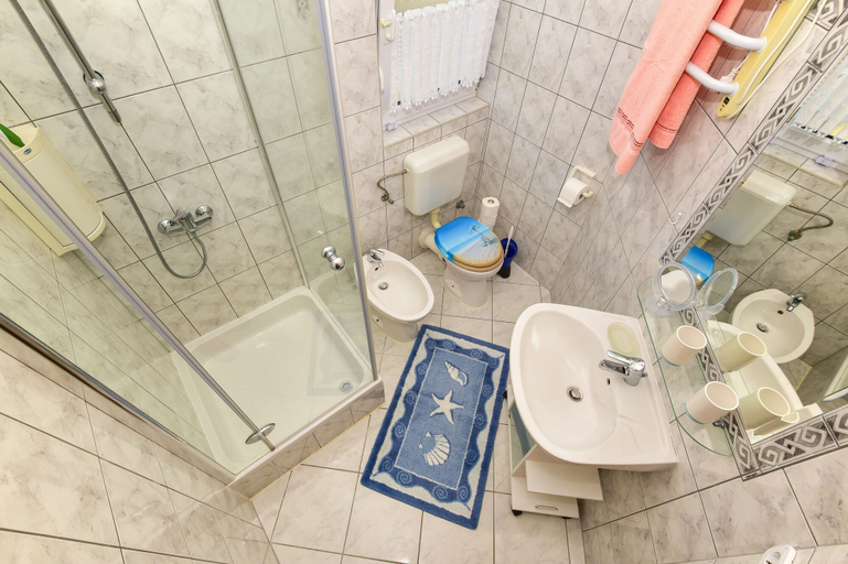 Bathroom 3, Apartments Rote Rosen, Privlaka