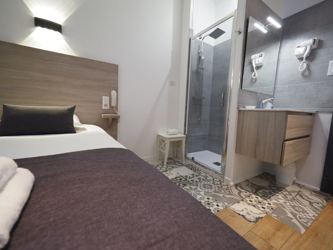Bedroom 3, Hotel Le Biarritz - Vichy, Allier