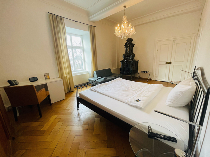 Bedroom 3, Schlossparkhotel Mariakirchen, Rottal-Inn