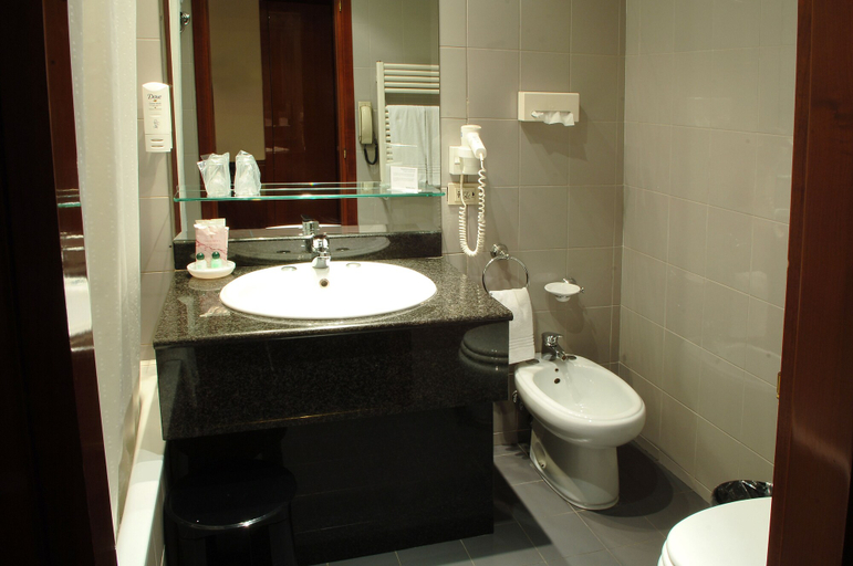 Bathroom 4, Hotel Catullo, Verona