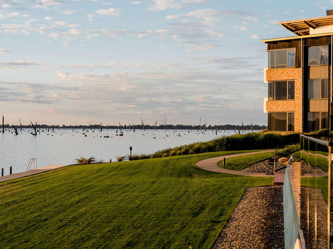 Exterior & Views 20