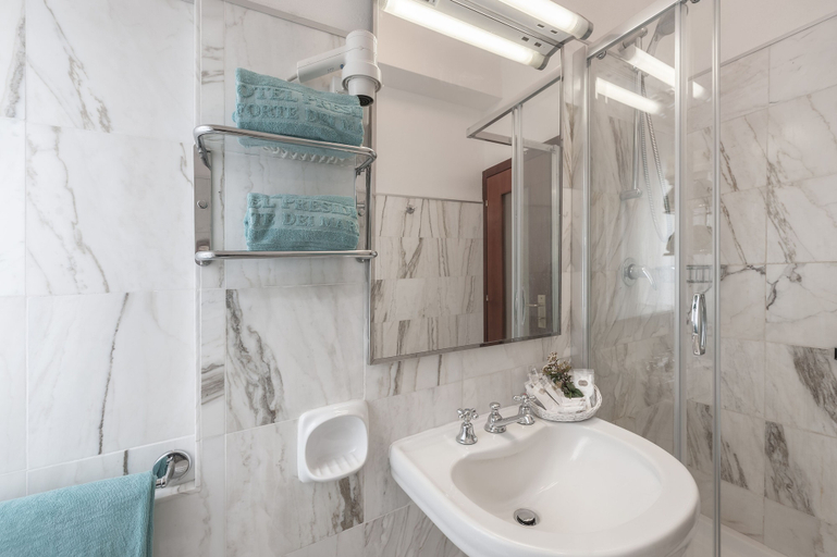Bathroom 4, Hotel President, Lucca