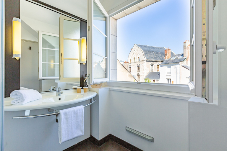 Bathroom 4, ibis Blois Centre Chateau, Loir-et-Cher