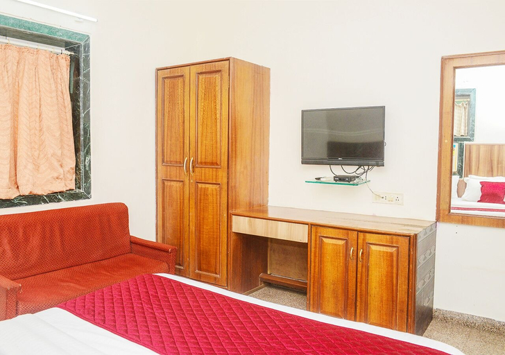Bedroom 5, Hotel Subhash, Mumbai Suburban