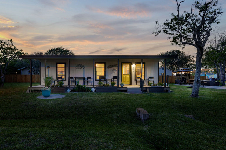 Exterior & Views 2, Castaway Cottage, Aransas