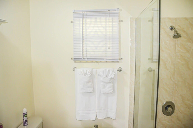 Bathroom 3, Twin Peak Cottage