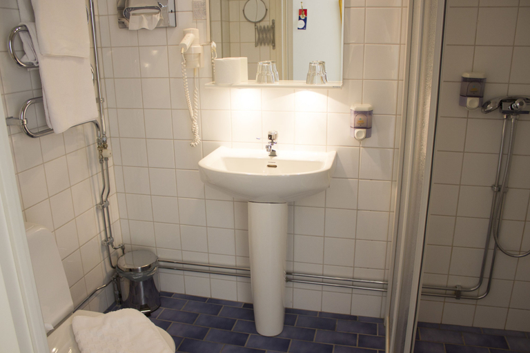 Bathroom 4, Blommenhof Hotel, Nyköping