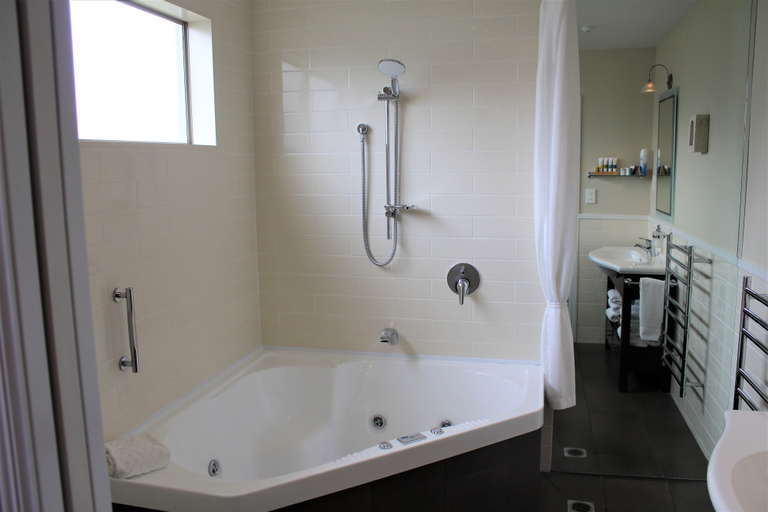 Bathroom 4, Lodge Bordeaux, Whangarei