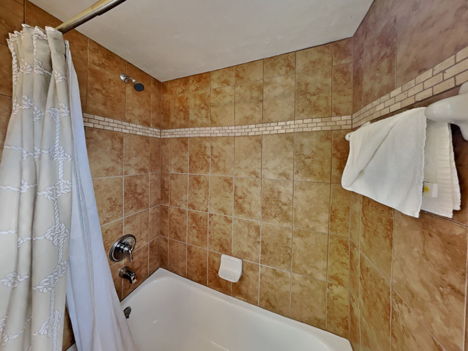 Bathroom 5, Villa Iguana Inn, Lee