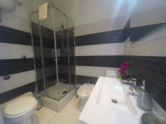 Bathroom 5, Domus Solis Vaticano, Rome