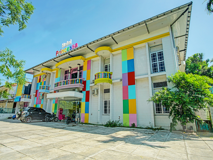 Exterior & Views 2, Capital O 92555 Hotel Princessa Syariah, Padang