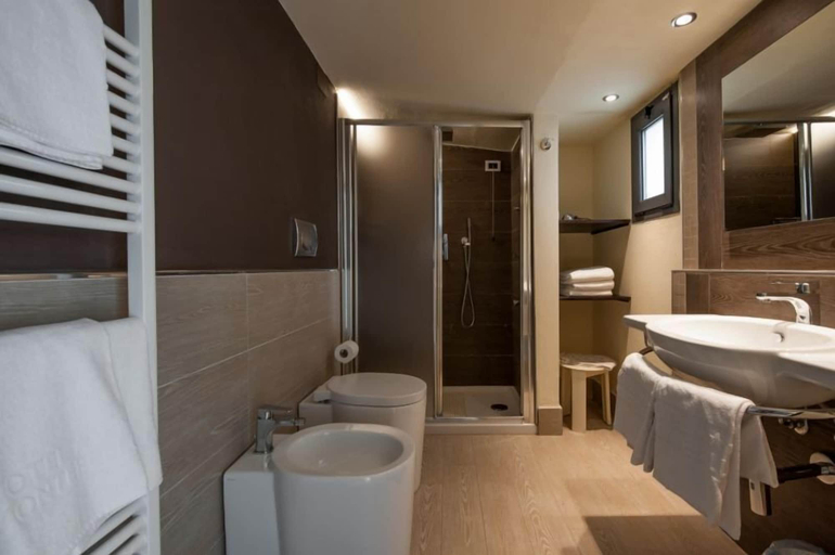 Bathroom 4, Montebello Hotel, Pistoia