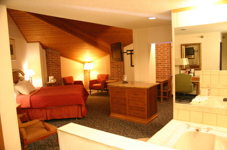 Bedroom 2, American Inn And Suites Ionia, Ionia