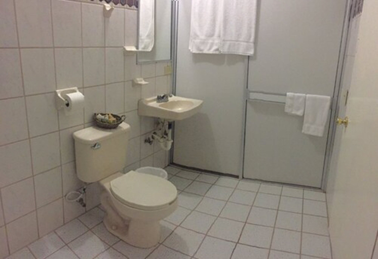 Bathroom 3, La Cueva Del Pirata, Ensenada