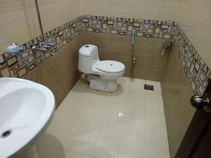 Bathroom 3, Al-Fateh Xpress Hotel, Lahore