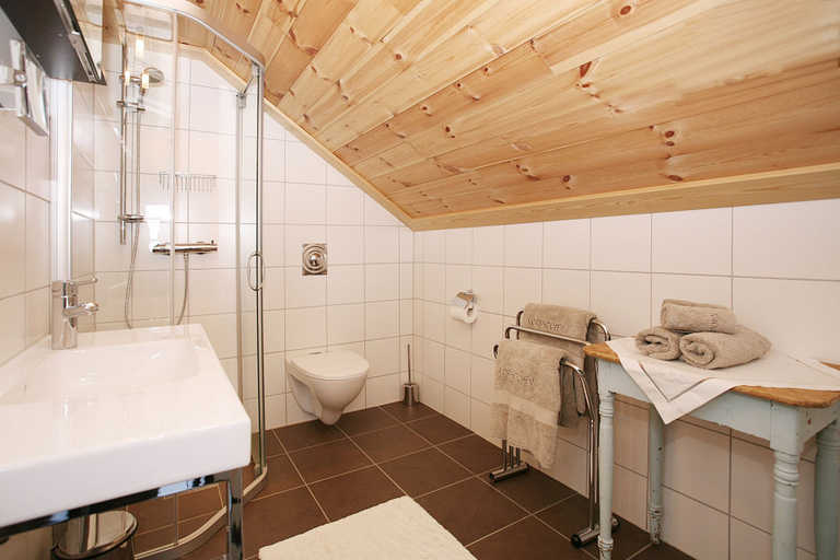 Bathroom 2, Korsholmen - by Classic Norway Hotels, Averøy