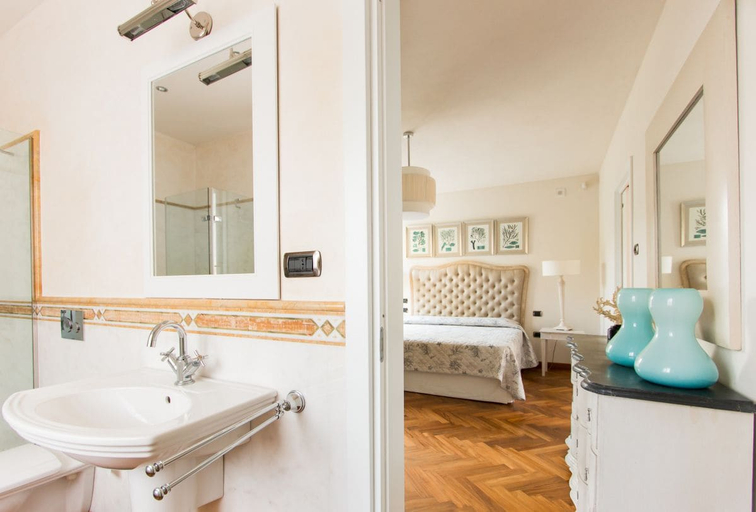 Bathroom 2, Versilia Sains Souci, Lucca