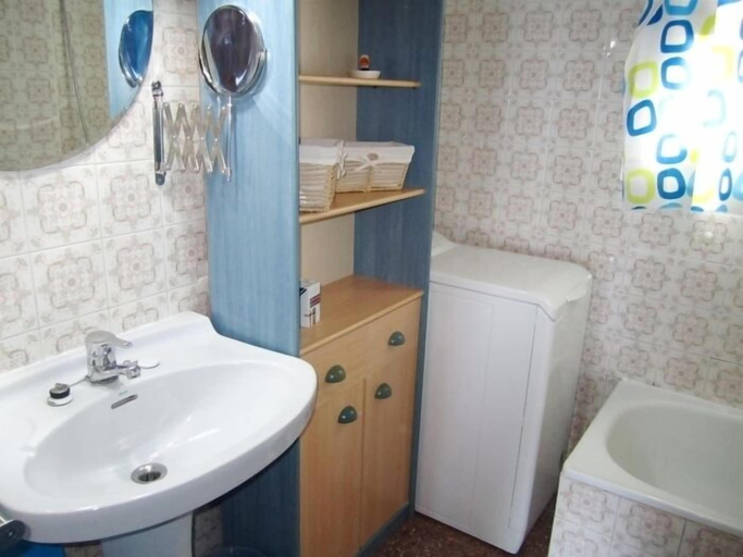 Bathroom 4, Apartment With sea Views in Llan?? - 1052, Girona