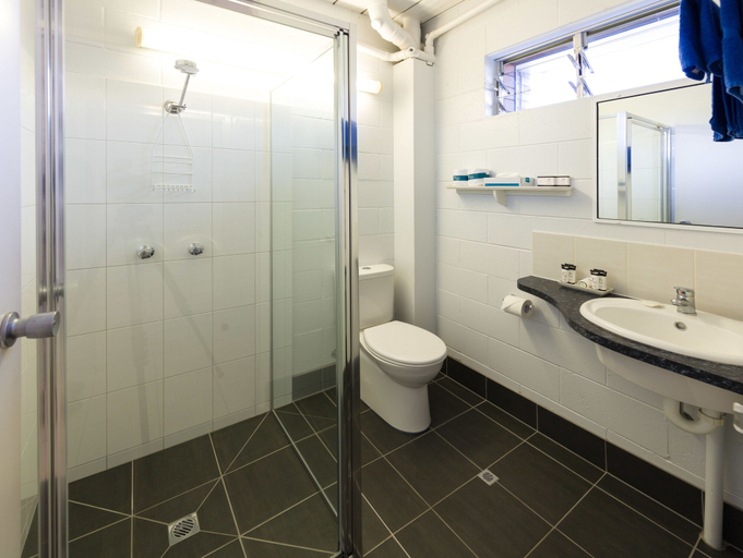 Bathroom 5, King Reef Resort, Johnstone