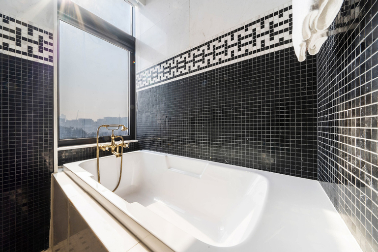 Bathroom 11