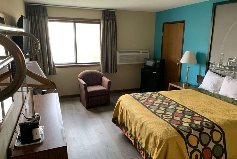 Bedroom 3, Super 8 by Wyndham Boonville, Cooper