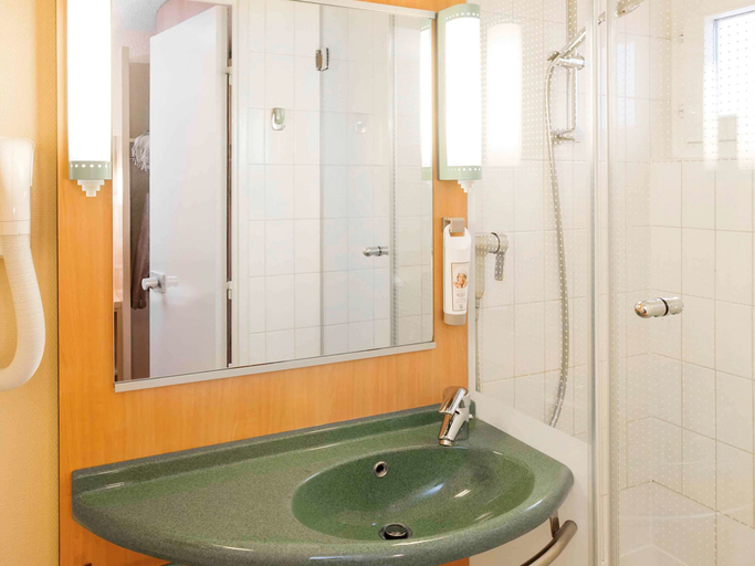 Bathroom 4, ibis Colmar Centre, Haut-Rhin