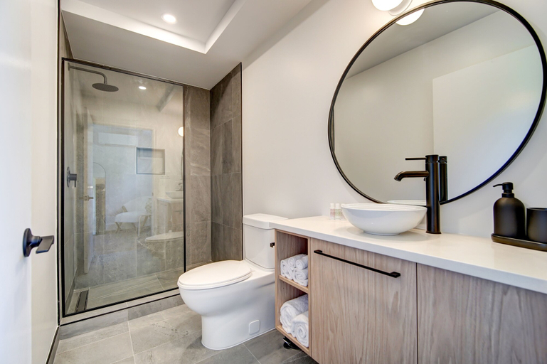 Bathroom 4, The Evangeline, Kings