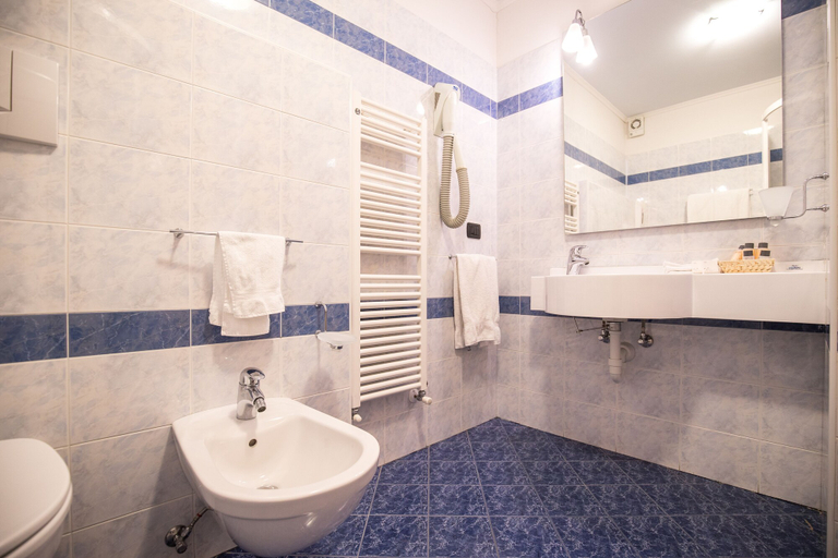 Bathroom 3, Hotel Erica, Trento