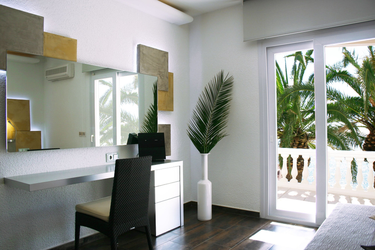 Bedroom 3, Hotel Vistabella, Girona
