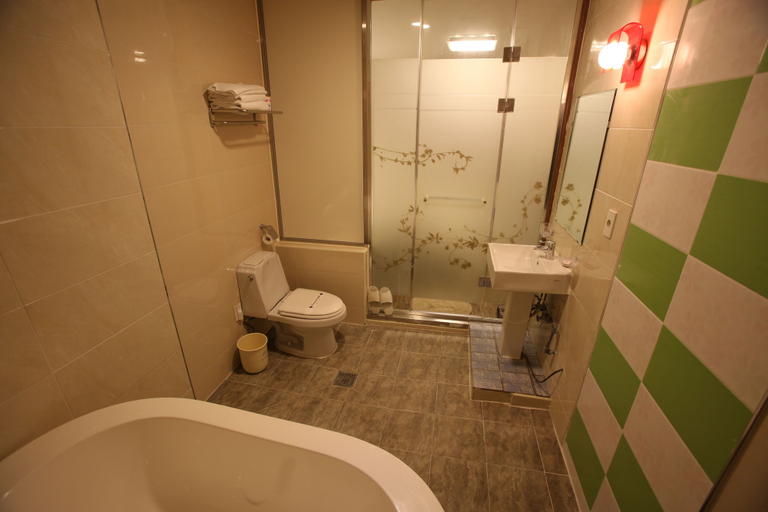 Bathroom 4, Hill house Hotel, Jung