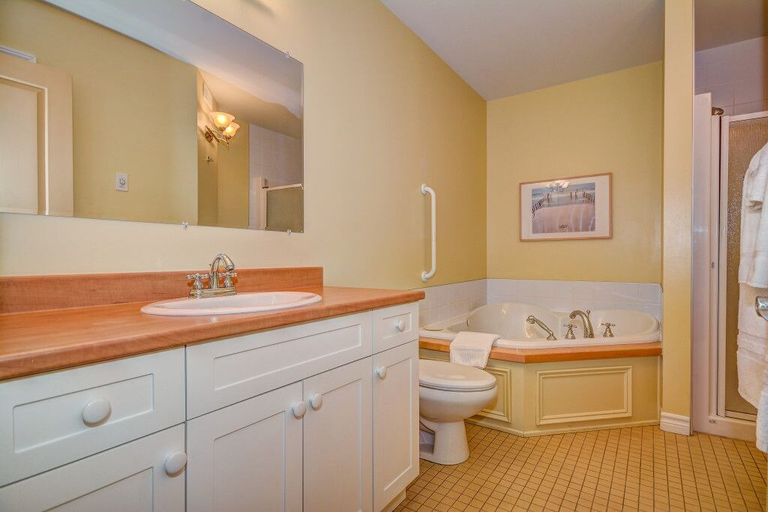 Bathroom, Les Condos du Lac Archambault, Matawinie