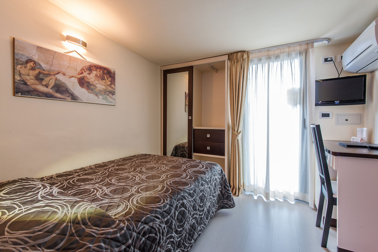 Bedroom 3, Montebello Hotel, Pistoia