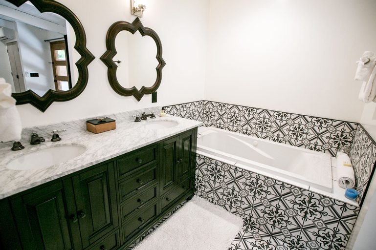 Bathroom 16