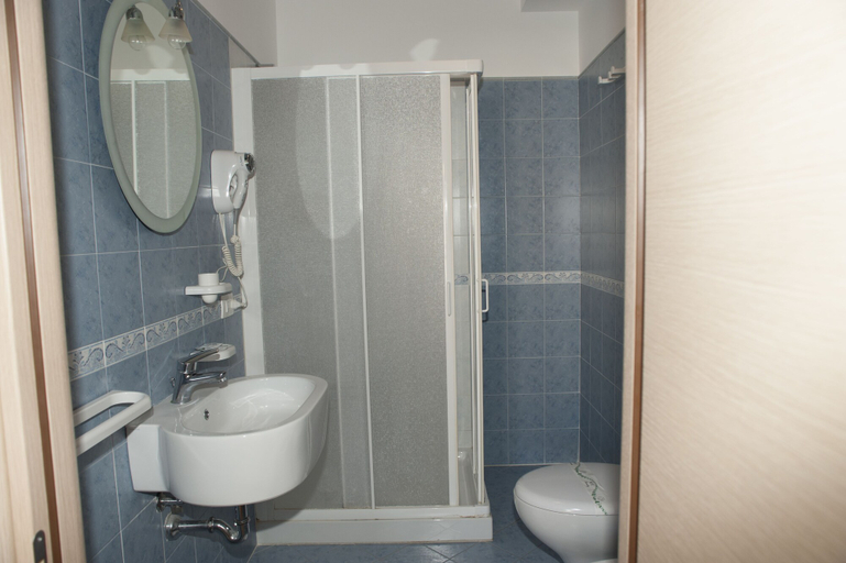 Bathroom 5, Albergo Perseo, Syracuse