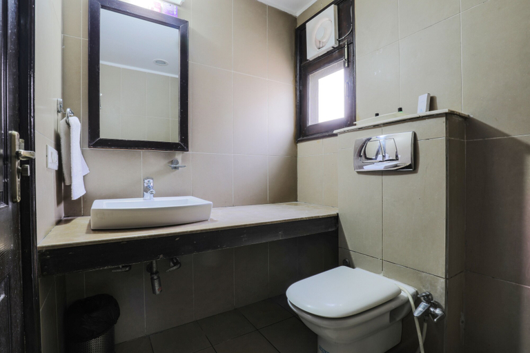 Bathroom 4, The Hermitage by Cosy Hotels, Delhi