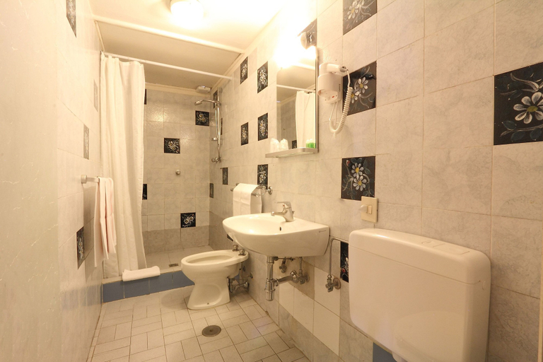 Bathroom 5, Hotel Bavaria, Florence