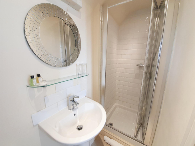 Bathroom 3, The Old Lodge, Gloucestershire