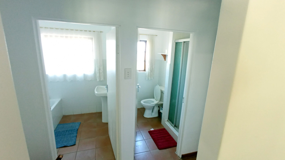 Bathroom 3, Millgate Cottage, Umgungundlovu
