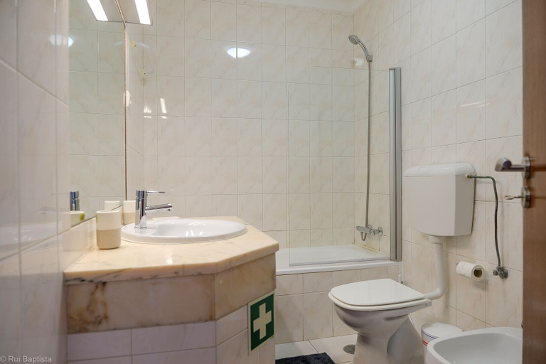 Bathroom, Immaculate 1-bed Apartment in Albufeira, Albufeira