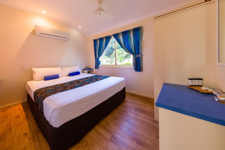 Bedroom 4, King Reef Resort, Johnstone