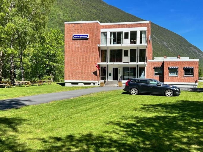 Exterior & Views