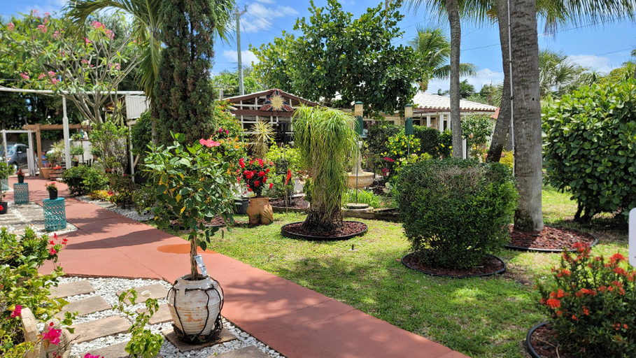 Public Area 2, Barefoot Mailman Motel, Palm Beach