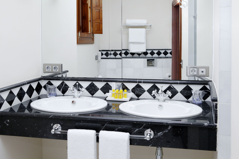 Bathroom 5, Hotel Ateneo Sevilla, Sevilla