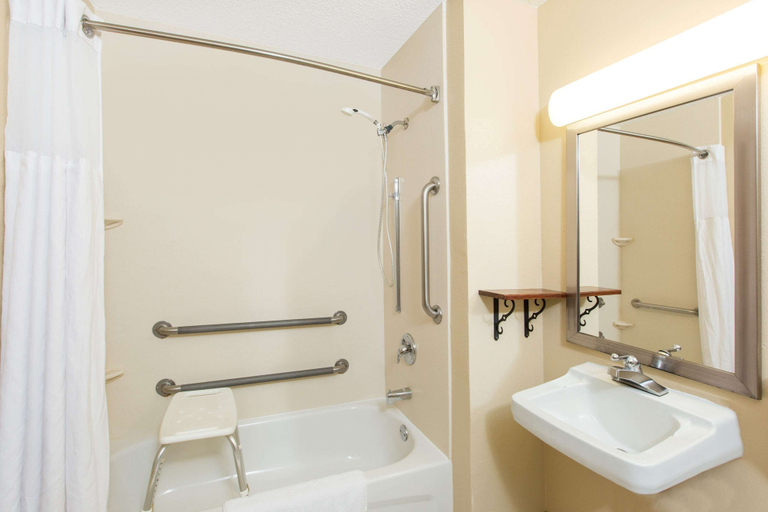 Bathroom 4, Super 8 by Wyndham Fairmont, Martin