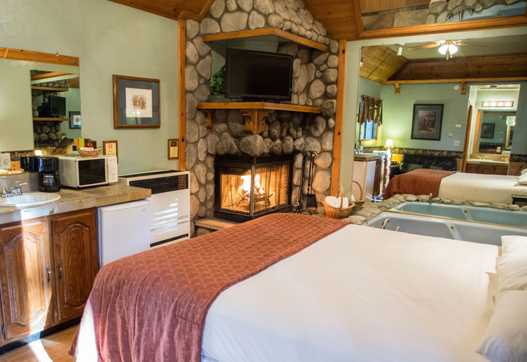 Bedroom 1, Sleepy Forest Cottages, San Bernardino