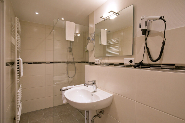 Bathroom 4, Hotel Mariaweiler Hof, Düren