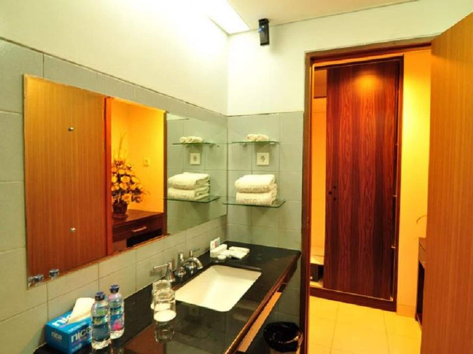 Bathroom 11