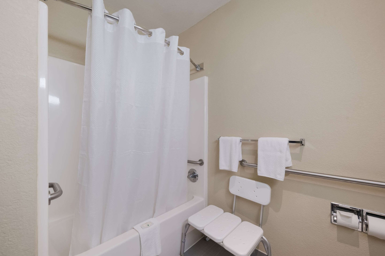 Bathroom 5, Quality Inn & Suites Terrell, Kaufman
